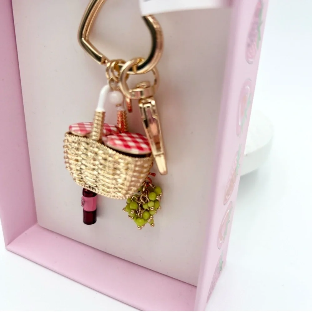 👉✨️ Betsey Johnson Picnic Basket Keychain Charm Gold Tone Wine Grapes